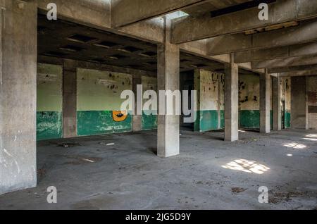 Chambre vide à l'intérieur du bâtiment abandonné Millennium Mills, un ancien moulin à farine dans la région de North Woolwich/Silvertown, est de Londres, Angleterre, Royaume-Uni. Banque D'Images