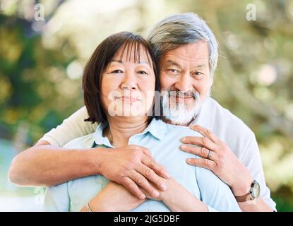 Son amour m'a fait l'homme que je suis aujourd'hui. Photo d'un couple senior heureux passant un temps de qualité dans un jardin. Banque D'Images