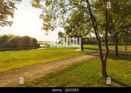 Vue sur le coucher du soleil de la Pateira de Espinhel à Agueda, Aveiro - Portugal. Banque D'Images