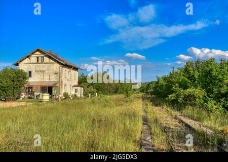 Pukkau, Bahnhof, Bahnhofsgebäude, Eisenbahn, aufgelassen, Tillegt, eingestellt, Niederösterreich, Waldviertel, renoviert, Särenterne, Leuchtst Banque D'Images