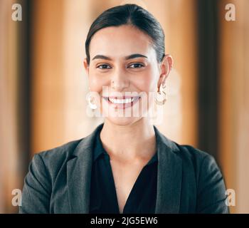 Un sourire peut égayer n'importe quel jour. Photo d'une jeune femme d'affaires au travail. Banque D'Images