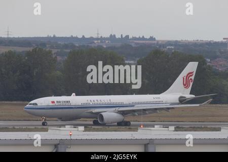 Budapest, Hongrie. 7th juillet 2022. Un avion Air China atterrit à l'aéroport international Ferenc Liszt de Budapest, Hongrie, sur 7 juillet 2022. Un vol direct de Pékin a atterri jeudi à l'aéroport international Ferenc Liszt de Budapest, marquant la reprise officielle des vols réguliers de passagers entre la Hongrie et la Chine. Credit: Attila Volgyi/Xinhua/Alay Live News Banque D'Images