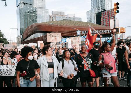 Les organisateurs de la base de 6 juin 2022 à New York demandent aux forces de l'ordre de rendre compte des tirs et des meurtres de Jayland Walker à Akron, Ohio. Banque D'Images