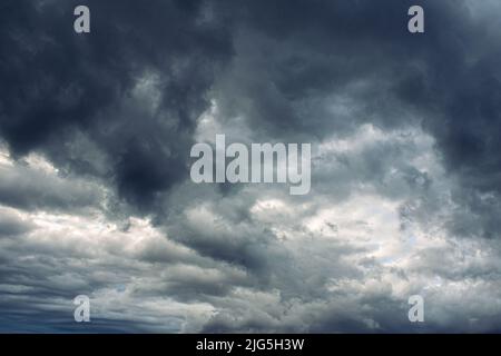 L'été, les nuages orageux menacent la pluie et les tempêtes Banque D'Images