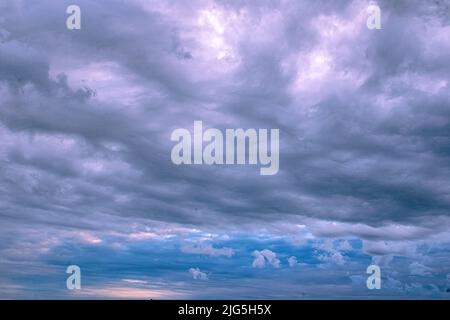 L'été, les nuages orageux menacent la pluie et les tempêtes Banque D'Images