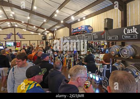 A l'intérieur du Pétrol Head pub, site de camping Silverstone Woodlands, Silverstone British Formula1 Grand Prix, Northamptonshire, Angleterre, Royaume-Uni, bar et buveurs Banque D'Images