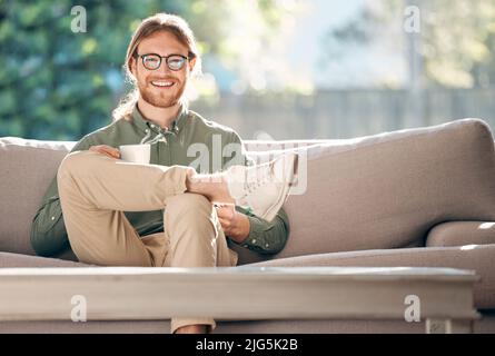 Revenez bientôt, sur le point d'ajouter de l'équilibre à ma vie. Portrait d'un jeune homme profitant d'une pause-café relaxante sur le canapé à la maison. Banque D'Images