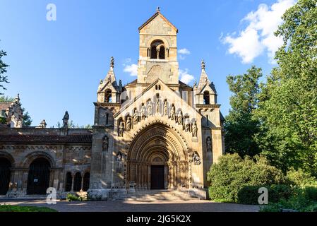 Une réplique de l'église romane de Jak dans le parc de la ville de Budapest Banque D'Images