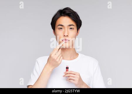 Japonais homme appliquant le maquillage Banque D'Images