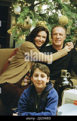 Film de 'Elf' Mary Steenburgen, James Caan, Daniel Tay © 2003 New Line Cinema photo Credit: Alan Markfield Credit: PictureLux/The Hollywood Archive/Alay Live News Banque D'Images