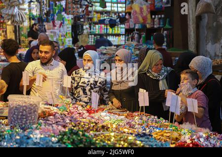 Gaza. 7th juillet 2022. Les Palestiniens font leurs courses sur un marché avant le festival Eid al-Adha à Gaza, 7 juillet 2022. Credit: Rizek Abdeljawad/Xinhua/Alamy Live News Banque D'Images