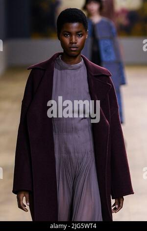 Paris, Frankreich. 04th juillet 2022. DIOR haute Couture AW22-23 piste pendant la haute Couture automne-hiver 2022/23 le 2022 juillet - Paris, France. 04/07/2022 crédit : dpa/Alay Live News Banque D'Images