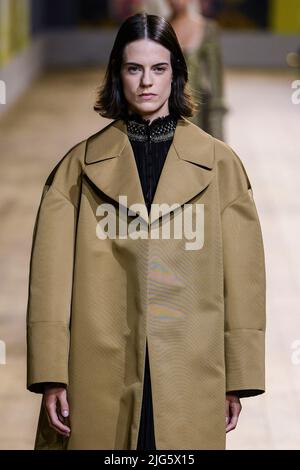 Paris, Frankreich. 04th juillet 2022. DIOR haute Couture AW22-23 piste pendant la haute Couture automne-hiver 2022/23 le 2022 juillet - Paris, France. 04/07/2022 crédit : dpa/Alay Live News Banque D'Images