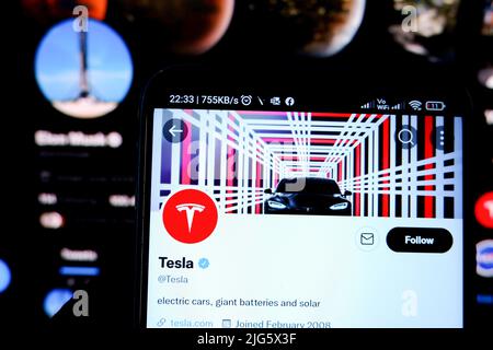 Inde. 07th juillet 2022. Dans cette illustration, la page Twitter de Tesla affichée sur un smartphone avec la page Twitter d'Elon Musk en arrière-plan. (Photo par Avishek Das/SOPA Images/Sipa USA) crédit: SIPA USA/Alay Live News Banque D'Images