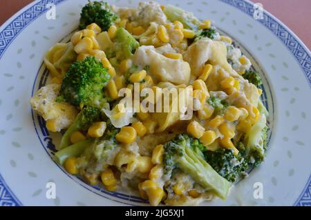 Tortellini aux épinards et à la ricotta prêts à manger Banque D'Images