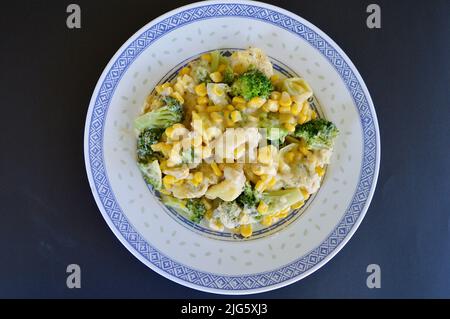 Tortellini aux épinards et à la ricotta prêts à manger Banque D'Images