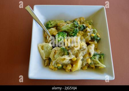 Tortellini aux épinards et à la ricotta prêts à manger Banque D'Images