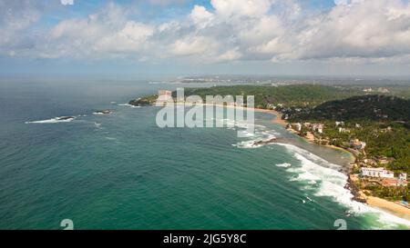 Vue aérienne sur la côte avec les plages et les hôtels. Station touristique. Uniwatuna, Sri Lanka. Banque D'Images