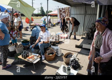 Bucha, Oblast de Kiev, Ukraine. 29th juin 2022. Les motards présentent leurs marchandises en vente sur un marché ouvert dans la ville de Bucha. Après l'échec militaire russe à l'oblast de Kiev en mars, des villes autrefois vides sont maintenant remplies de résidents qui sont revenus pour reprendre leur vie sous la guerre prolongée. (Image de crédit : © Alex Chan TSZ Yuk/SOPA Images via ZUMA Press Wire) Banque D'Images