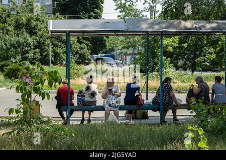 Borodyanka, Oblast de Kiev, Ukraine. 29th juin 2022. Les gens ont vu attendre un bus à une station de bus à Borodyanka. Après l'échec militaire russe à l'oblast de Kiev en mars, des villes autrefois vides sont maintenant remplies de résidents qui sont revenus pour reprendre leur vie sous la guerre prolongée. (Image de crédit : © Alex Chan TSZ Yuk/SOPA Images via ZUMA Press Wire) Banque D'Images