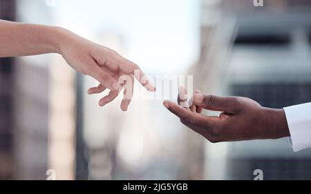 La première étape est d'admettre que vous avez besoin d'aide. Photo courte de deux personnes se retouchant l'une pour l'autre main. Banque D'Images