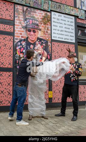 06 juillet 2022, Basse-Saxe, Lüchow: Tim (l) et Ulrich Schröder du Stones Fan Museum dépaissent la première statue de bronze du fondateur de Rolling Stones Brian Jones lors d'un événement de presse. Les fans allemands se sont rassemblés pour le monument, qui a coûté 20 000 euros. L'artiste grec Sissy Piana l'a conçu, et il a également été moulé en Grèce. L'anniversaire officiel est le mercredi (12 juillet), quand il y a eu la première apparition officielle des pierres au Marquee Club dans la rue Oxford. Photo: Philipp Schulze/dpa Banque D'Images