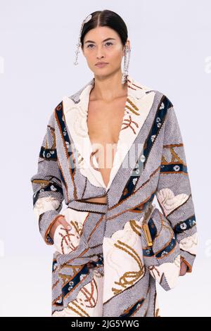 Paris, Frankreich. 07th juillet 2022. FENDI haute Couture AW22-23 piste pendant la haute Couture automne-hiver 2022/23 le 2022 juillet - Paris, France. 07/07/2022 crédit : dpa/Alay Live News Banque D'Images