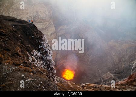 Deux explorateurs explorent l'évent de Murum, un volcan actif sur l'île d'Ambrym à Vanuatu, au cours d'une expédition quelques années avant que le lac soit la toundra Banque D'Images