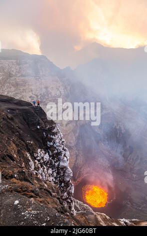 Deux explorateurs explorent l'évent de Murum, un volcan actif sur l'île d'Ambrym à Vanuatu, au cours d'une expédition quelques années avant que le lac soit la toundra Banque D'Images