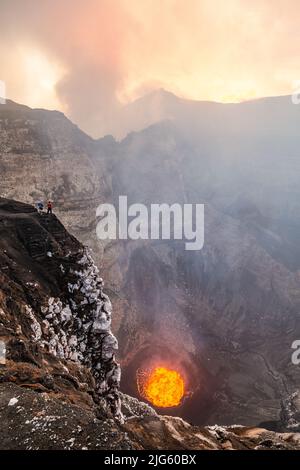 Deux explorateurs explorent l'évent de Murum, un volcan actif sur l'île d'Ambrym à Vanuatu, au cours d'une expédition quelques années avant que le lac soit la toundra Banque D'Images