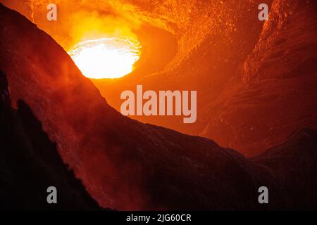 L'évent de Murum, sur l'île d'Ambrym à Vanuatu, a autrefois tenu un lac de lave actif avant qu'un événement volcanique ait causé le lac à être drainé et couvert de roche. Banque D'Images