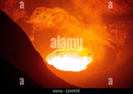 L'évent de Murum, sur l'île d'Ambrym à Vanuatu, a autrefois tenu un lac de lave actif avant qu'un événement volcanique ait causé le lac à être drainé et couvert de roche. Banque D'Images