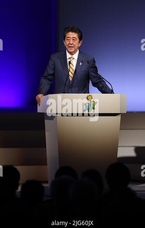 Tokyo. 10th févr. 2019. Photo prise le 10 février 2019 montre que Shinzo Abe prononce un discours lors de la convention annuelle du Parti libéral démocrate (PLD) au pouvoir à Tokyo, au Japon. L'ancien Premier ministre japonais Shinzo Abe s'est effondré lors d'un discours dans la ville occidentale de Nara après avoir apparemment été abattu vendredi, ont rapporté les médias locaux. Credit: Du Xiaoyi/Xinhua/Alay Live News Banque D'Images