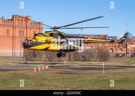 SAINT-PÉTERSBOURG, RUSSIE - 07 AVRIL 2018 : l'hélicoptère mi-8T (RA-24100) part de l'héliport de la forteresse Pierre-et-Paul. Banque D'Images