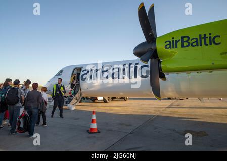 PRAGUE, RÉPUBLIQUE TCHÈQUE - 30 AVRIL 2018 : passagers à bord d'un avion de Bombardier DHC-8-Q400 Nextgen de la compagnie aérienne Air Baltic. L'aéroport Vaclav Havel Banque D'Images