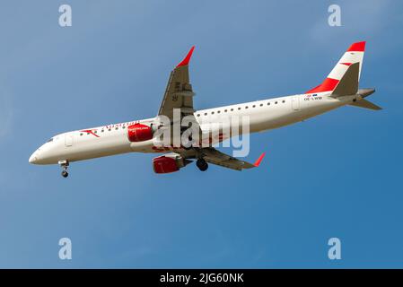 SAINT-PÉTERSBOURG, RUSSIE - 08 MAI 2018 : Embraer ERJ-195LR (OE-LWM) d'Austrian Airlines sur la piste de glisse par temps ensoleillé Banque D'Images