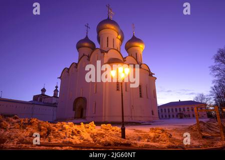 Une lanterne de la ville sur le fond de l'ancienne cathédrale Sainte-Sophie au crépuscule de mars. Vologda, Russie Banque D'Images