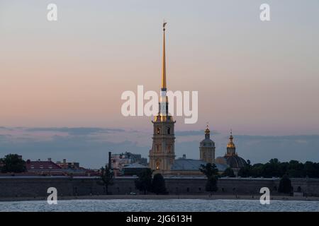 Forteresse Pierre et Paul après le coucher du soleil. Saint-Pétersbourg, Russie Banque D'Images