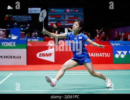 Kuala Lumpur, Malaisie. 07th juillet 2022. Nozomi Okuhara du Japon concurrence Phittayaporn Chaiwan de Thaïlande lors du match unique des femmes trois de Perodua Malaysia Masters 2022 à Axiata Arena, Bukit Jalil. Nozomi Okuhara a gagné, score 21/16, 21/8. Crédit : SOPA Images Limited/Alamy Live News Banque D'Images