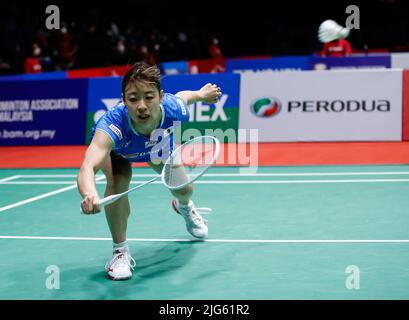 Kuala Lumpur, Malaisie. 07th juillet 2022. Nozomi Okuhara du Japon concurrence Phittayaporn Chaiwan de Thaïlande lors du match unique des femmes trois de Perodua Malaysia Masters 2022 à Axiata Arena, Bukit Jalil. Nozomi Okuhara a gagné, score 21/16, 21/8. Crédit : SOPA Images Limited/Alamy Live News Banque D'Images