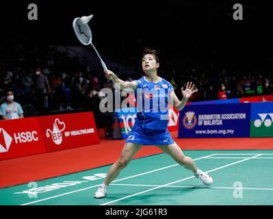 Kuala Lumpur, Malaisie. 07th juillet 2022. Nozomi Okuhara du Japon concurrence Phittayaporn Chaiwan de Thaïlande lors du match unique des femmes trois de Perodua Malaysia Masters 2022 à Axiata Arena, Bukit Jalil. Nozomi Okuhara a gagné, score 21/16, 21/8. Crédit : SOPA Images Limited/Alamy Live News Banque D'Images