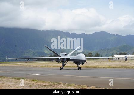 220706-F-IU083-1223 BAIE KANEOHE, Hawaï (6 juillet 2022) - Un réapeur MQ-9 de la Force aérienne des États-Unis affecté à l'escadre des taxis de la 49th e Escadre qui descendent sur une piste à la station aérienne du corps des Marines, Baie Kaneohe, à Hawaï, pendant la RIMPAC (Rim of the Pacific) 2022. Les navires sans pilote et télécommandés étendent la capacité des capteurs de plate-forme télécommandés interconnectés pour améliorer la capacité de combat des forces interarmées multinationales. Vingt-six nations, 38 navires, quatre sous-marins, plus de 170 avions et 25 000 membres du personnel participent au programme RIMPAC de 29 juin au 4 août dans les îles hawaïennes et dans le sud de la Californie. T Banque D'Images