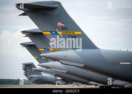 Les avions C-17 Globemaster lll affectés aux ailes de transport aérien 437th et 315th sont prêts sur la ligne aérienne à la base conjointe Charleston, Caroline du Sud, 29 juin 2022. Le C-17 est capable de livrer rapidement et de façon stratégique des troupes et de tous les types de marchandises aux principales bases d'exploitation ou directement à des bases d'exploitation dans l'environnement déployé. (É.-U. Photo de la Force aérienne par Airman 1st classe Christian Silvera) Banque D'Images