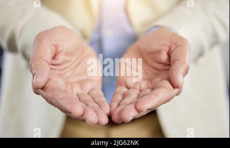 Les connaissances sont destinées à être partagées. Photo courte d'un homme d'affaires méconnu debout seul avec ses mains ouvertes dans un geste de réception. Banque D'Images