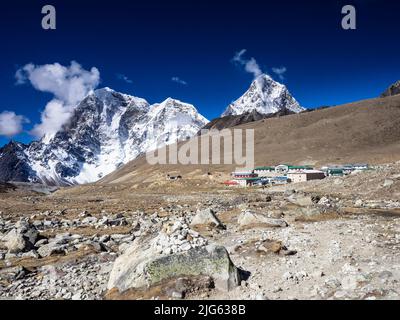 Taboche (6495m) et Cholatse (6440m) au-dessus du village de Lobuche (4940m), Khumbu. Banque D'Images