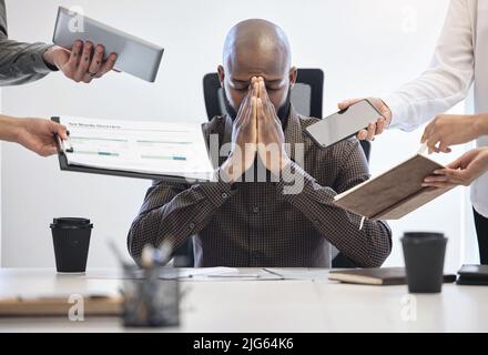 Lorsque les choses sont trop nombreuses, je me ferme. Photo d'un jeune homme d'affaires en quête de stress dans un environnement de travail exigeant. Banque D'Images