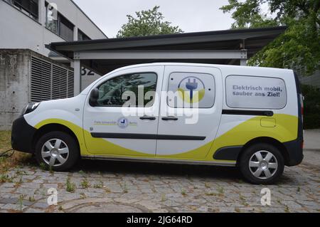 Berlin, Allemagne - 1 juillet 2022 - voiture électrique de l'Université libre de Berlin à Fabeckstrasse à Dahlem. (Photo de Markku Rainer Peltonen) Banque D'Images