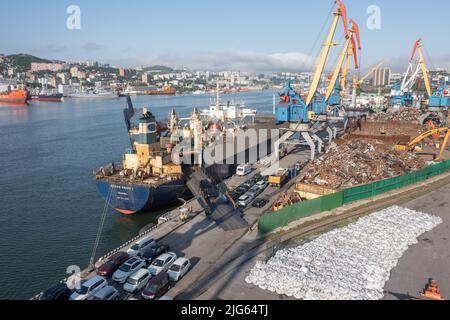 Vladivostok, Russie - 24 juin 2022 : déchargement de voitures d'un navire amarré. Banque D'Images