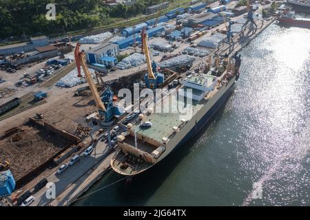 Vladivostok, Russie - 24 juin 2022 : le navire est à l'amarrage pour le déchargement. Banque D'Images