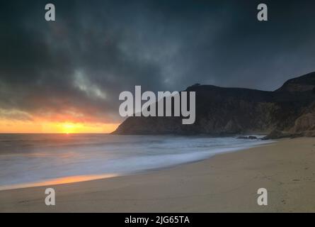 Spectaculaire coucher de soleil d'été sur la montagne Montara via la plage d'État de Gray Whale Cove. Montara et Pacifica. San Mateo County, Californie, États-Unis. Banque D'Images